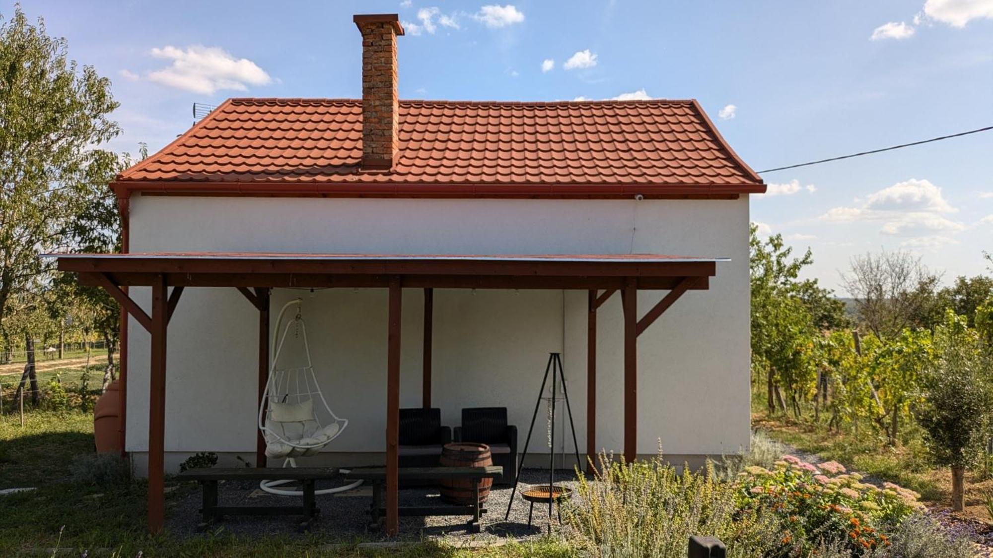 Holiday home Jera Pince Es Vendeghaz *